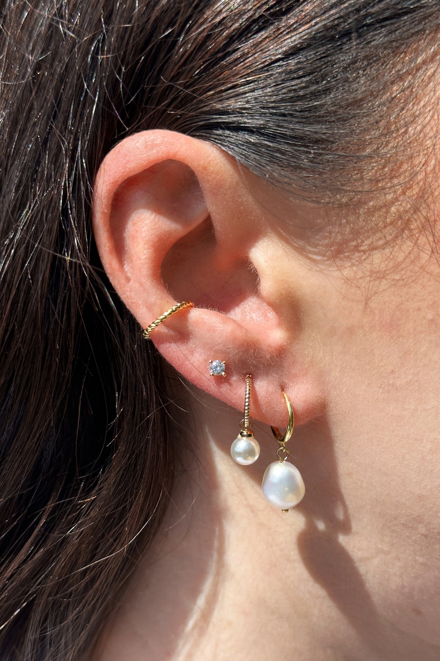 LULU MINI PEARL HOOP EARRINGS GOLD