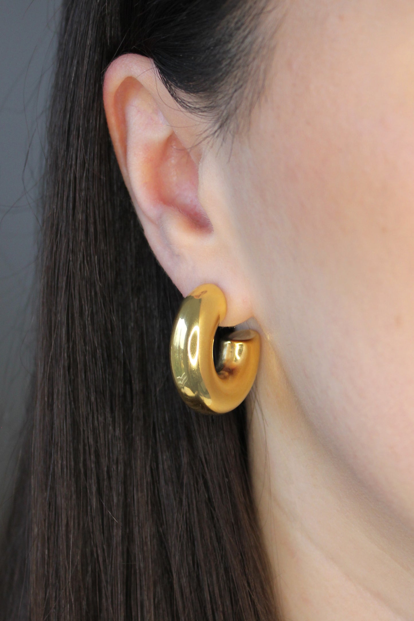 ZOE HOOP EARRINGS IN GOLD